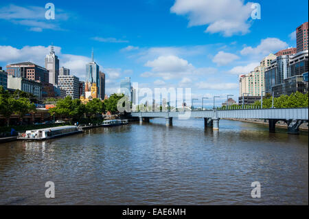 Les immeubles de grande hauteur sur le fleuve Yarra, Melbourne, Victoria, Australie Banque D'Images