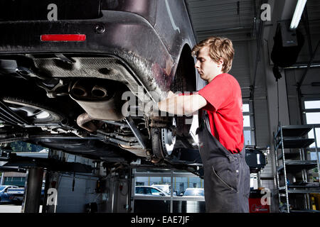 Mécanicien automobile changer les pneus dans un atelier de réparation de voiture, St.Gertraudi, Reith im Alpbachtal, district de Kufstein, Tyrol du Nord, Tirol Banque D'Images