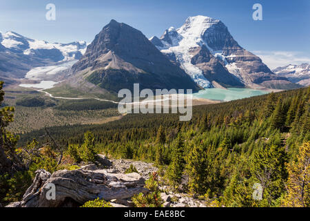 Le mont Robson et Berg Lake, le parc provincial du mont Robson, Province de la Colombie-Britannique, Canada Banque D'Images