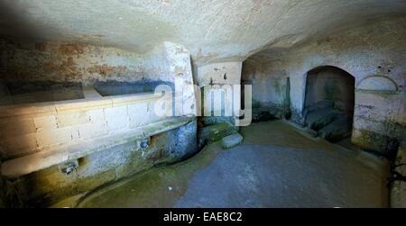 L'intérieur d'un ancien habitat troglodytique, connu sous le nom de Sassi, Sassi di Matera, Matera, Basilicate, Italie Banque D'Images