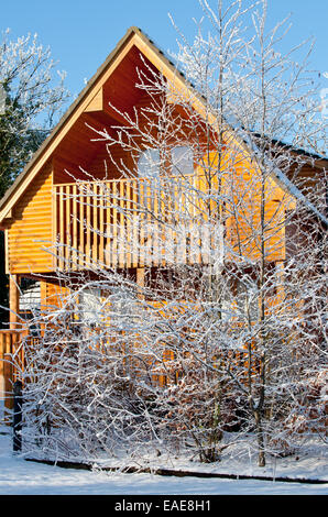 Belle journée ensoleillée en hiver avec vue sur le log cabin Banque D'Images