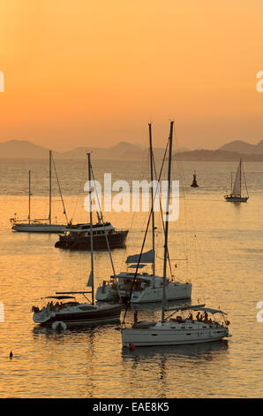 Yachts ancrés dans la région de Dubrovnik, au sud de Dubrovnik, Croatie. Un port d'entrée pour les bateaux privés qui arrivent ou partent les eaux croates. Banque D'Images