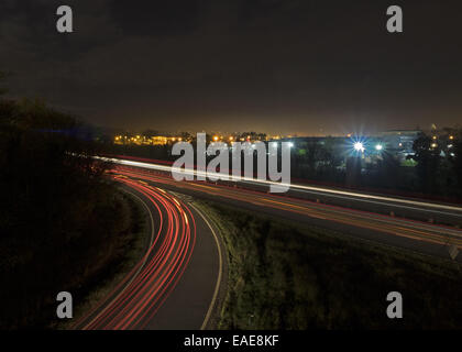 Sortie de l'A1 et A17 routes nationales près de Newark vu la nuit de rejoindre le trafic montrant A1 southbound Banque D'Images