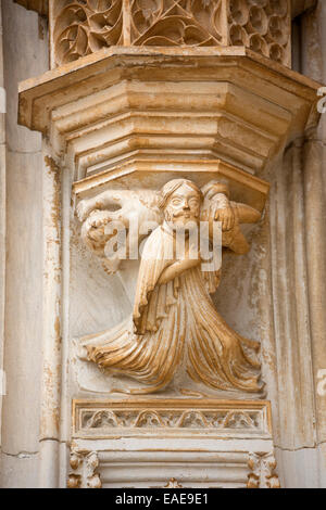 Statue sur la façade, Monastère de Santa Maria da Vitória, église du Monastère de Batalha, Mosteiro da Batalha, UNESCO World Banque D'Images