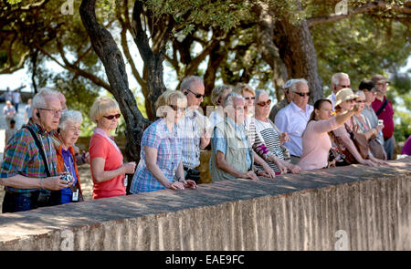 Tour group à Castelo de São Jorge Castle, centre historique, Lisbonne, Lisbonne, Portugal District Banque D'Images