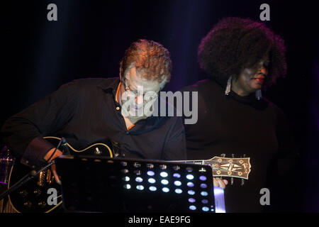 Guitariste brésilien Romero Lubambo joue pour Dianne Reeves qui effectue à l'étape de la 18e Jazz Fest Sarajevo. Banque D'Images