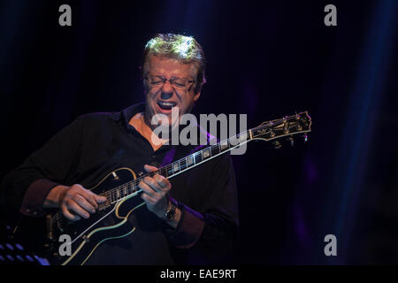 Guitariste brésilien Romero Lubambo joue pour Dianne Reeves qui effectue à l'étape de la 18e Jazz Fest Sarajevo. Banque D'Images