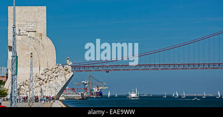 Padrão dos Descobrimentos, Monument des Découvertes, le Ponte 25 de Abril, Pont du 25 avril, Belém, Lisbonne Banque D'Images