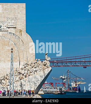 Padrão dos Descobrimentos, Monument des Découvertes, le Ponte 25 de Abril, Pont du 25 avril, Belém, Lisbonne Banque D'Images