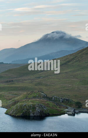 Les bateaux sur Llyn Dywarchen est éclipsé par le mont Hebog en arrière-plan, Snowdonia, au lever du soleil. Banque D'Images