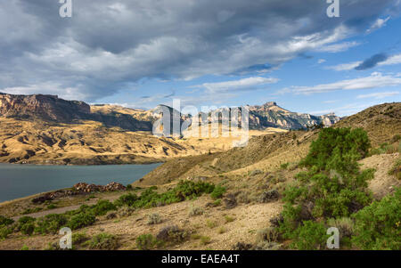 Le paysage vallonné du parc d'état de Buffalo Bill montrant le réservoir, montagnes Rocheuses près de Cody, Wyoming, USA. Banque D'Images