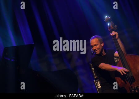 Le contrebassiste israélien Avishai Cohen joue avec son trio sur la scène du 18e Festival de Jazz de Sarajevo en 2014. Banque D'Images