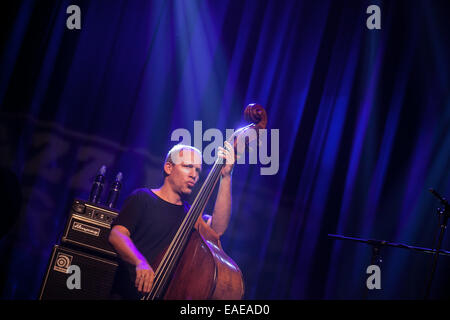 Le contrebassiste israélien Avishai Cohen joue avec son trio sur la scène du 18e Festival de Jazz de Sarajevo en 2014. Banque D'Images