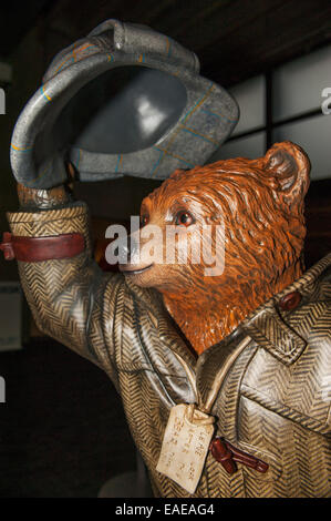 Museum of London, UK. 13 novembre, 2014. De plus sombres au Pérou de London Wall - Ours Paddington chefs au Musée de Londres du 14 novembre 2014 - 4 janvier 2015. Le bien-aimé, well-mannered bear se prépare pour ses débuts sur grand écran dans le nouveau film Paddington ce novembre, le Musée de Londres célèbre le petit passager clandestin du Pérou la plus sombre et ses aventures de Londres avec une nouvelle exposition. Le Musée possède également une statue de Paddington conçu par BBC Sherlock's leading man, Benedict Cumberbatch dans le cadre de Londres Paddington du sentier. Credit : Malcolm Park editorial/Alamy Live New Banque D'Images