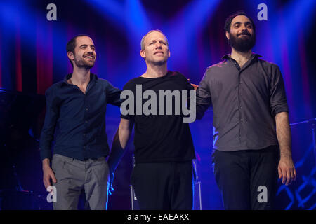 Le contrebassiste israélien Avishai Cohen joue avec son trio sur la scène du 18e Festival de Jazz de Sarajevo en 2014. Banque D'Images