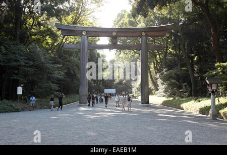 Les gens à pied par une porte, sur le chemin du Sanctuaire Meiji dans le quartier de Shibuya à Tokyo, le 28 septembre 2014. Le sanctuaire est dédié aux âmes de Meiji tenno et sa femme Shoken-kotaigo. Photo : Friso Gentsch/dpa Banque D'Images