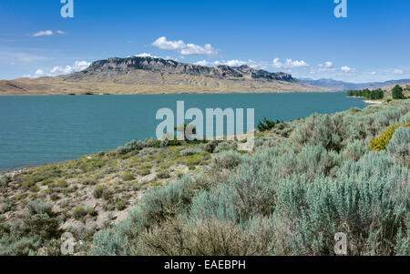 Le paysage vallonné du parc d'état de Buffalo Bill montrant le réservoir, montagnes Rocheuses près de Cody, Wyoming, USA. Banque D'Images