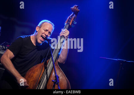 Le contrebassiste israélien Avishai Cohen joue avec son trio sur la scène du 18e Festival de Jazz de Sarajevo en 2014. Banque D'Images