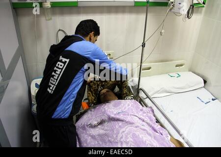 Le Caire, Égypte. 13Th Nov, 2014. Une personne blessée du métro blast reçoit des soins médicaux dans un hôpital au Caire, Egypte, le 13 novembre, 2014. Une bombe a explosé dans un transport métro du Caire jeudi, blessant au moins 16 personnes, a indiqué mena d'Etat. Credit : Ahmed Gomaa/Xinhua/Alamy Live News Banque D'Images