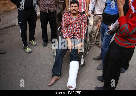 Le Caire, Égypte. 13Th Nov, 2014. Un homme blessé arrive dans un hôpital près d'une station d'une bombe dans le Caire, Égypte, le 13 novembre, 2014. Une bombe a explosé dans un transport métro du Caire jeudi, blessant au moins 16 personnes, a indiqué mena d'Etat. Credit : Ahmed Gomaa/Xinhua/Alamy Live News Banque D'Images