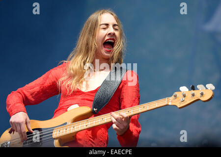 BARCELONA - 30 MAI : Este Haim, bassiste de Haim band, performance par Heineken Primavera Sound Festival 2014 (PS14). Banque D'Images