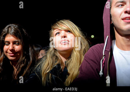 BARCELONA - 31 MAI : foule à partir de la première rangée de regarder un concert au Primavera Sound Festival 2014 Heineken (PS14). Banque D'Images