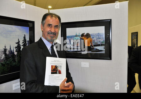 Architecte libanais Bassam Lahoud affiche à Beyrouth ses photographies de l'évolution de Prague et d'autres villes tchèques, à l'occasion du 25e anniversaire de l'effondrement du régime communiste en Tchécoslovaquie, il a dit à CTK. Alors que les jeunes tchèques ont changé, les personnes âgées restent les mêmes, Lahoud, professeur de l'Université américaine de Beyrouth, a déclaré. Les ministres des Affaires étrangères tchèque Lubomir Zaoralek, qui est en visite au Liban ces derniers jours, ont assisté à l'ouverture de l'exposition le mercredi soir, le 12 novembre 2014. (CTK Photo/ales Zapotocky) Banque D'Images