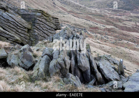 En plaques de pierre meulière rochers sur les pentes de Kinder scout dans le Derbyshire. Banque D'Images