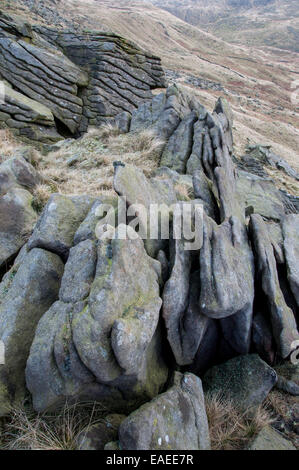 En plaques de pierre meulière rochers sur les pentes de Kinder scout dans le Derbyshire. Banque D'Images