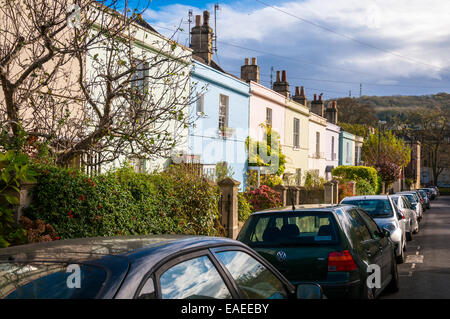 Lieu de Beaufort Maisons et voitures garées à Larkhall Somerset Bath Banque D'Images