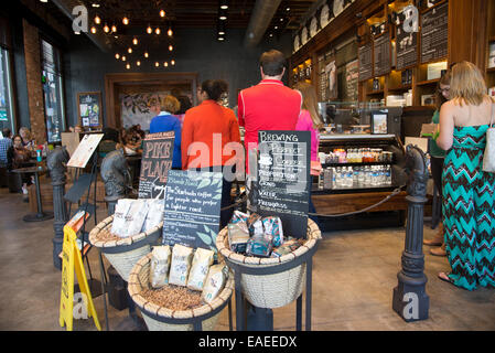 Les clients attendre en ligne café Starbucks à New Orleans USA Banque D'Images