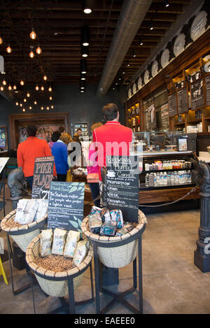 Les clients attendre en ligne café Starbucks à New Orleans USA Banque D'Images