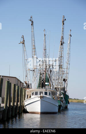 Bateaux de crevettes au chalut et les bras le long du quai de l'Apalachicola Golfe du Mexique en Floride USA Banque D'Images