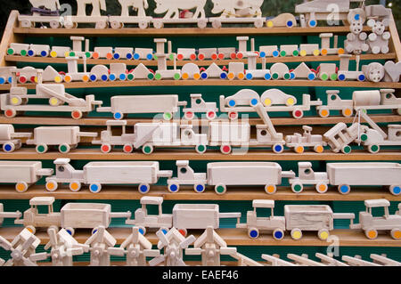 Jouets en bois et présenté à la foire de ethniques Zrenjanin. 27 septembre, photographié, 2014th Banque D'Images