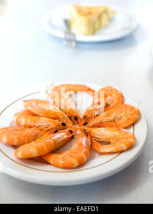 Assiette de crevettes sur table au bar à tapas à Madrid, Espagne Banque D'Images