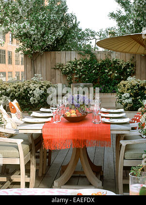 Set table dans l'espace urbain en plein air Banque D'Images