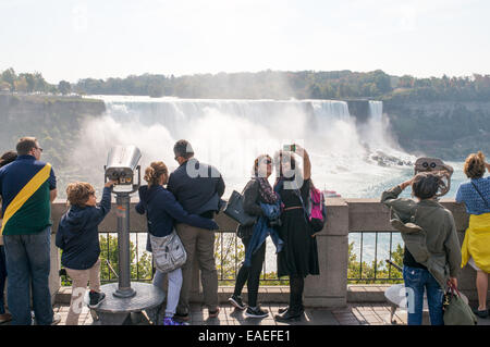 Les touristes en tenant ou selfies self portrait à Niagara Falls, Ontario, Canada Banque D'Images