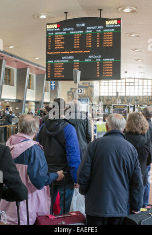 Les passagers en attente pour la gare ferroviaire de train à Montréal, Canada Banque D'Images