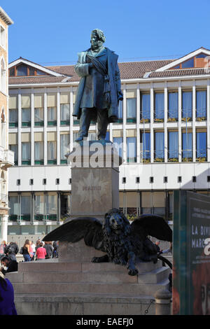 Statue de Manin et le lion ailé de Saint Marc dans la région de Campo Manin, Venise, Italie. Banque D'Images