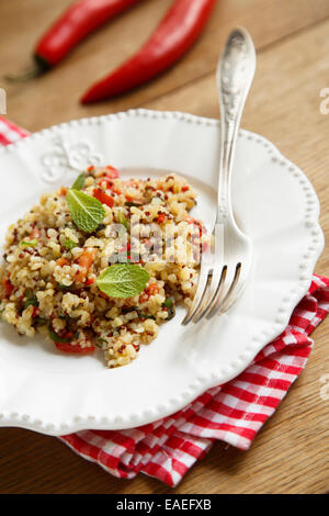 Salade de quinoa aux crevettes Banque D'Images