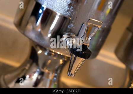 Les contenants d'eau en acier inoxydable avec condensation Banque D'Images