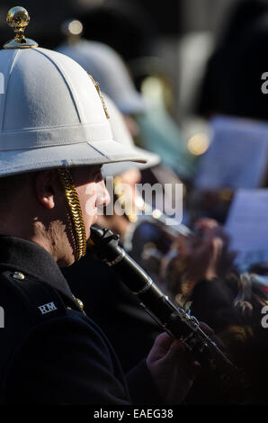 Les Royal Marines Band Service est l'aile musicale de la Royal Navy. Les membres du groupe jouant clarinettes marcher. Les casques blancs. RM Banque D'Images