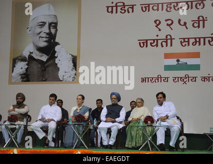 (141113) -- NEW DELHI, le 13 novembre 2014 (Xinhua) -- Le président du parti du Congrès de l'Inde Sonia Gandhi (C, à l'avant) et vice-président Rahul Gandhi (2L, à l'avant), l'ancien premier ministre indien Manmohan Singh (2e R, à l'avant) assister à la célébration du 125e anniversaire de la naissance du Congrès fondateur et premier Premier Ministre indien, Jawaharlal Nehru à New Delhi, Inde, le 13 novembre 2014. (Xinhua/Partha Sarkar) (DZL) Banque D'Images