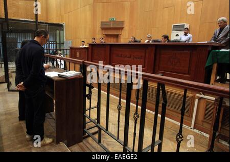 Le Caire, Égypte. 13Th Nov, 2014. Gamal Moubarak, le fils de l'ancien Président égyptien Hosni Moubarak, assiste à son procès au palais de justice dans l'Académie de Police, au Caire le 13 novembre 2014. Le procès d'Alaa et Gamal Moubarak, fils de l'ancien président, et sept hommes accusés de délit d'initié pour rendre illégales les gains provenant de la vente de 2007 Al-Watany Bank of Egypt reprend dans un tribunal du Caire aujourd'hui. Stringer/apaimages Crédit : Stringer/APA/Images/fil ZUMA Alamy Live News Banque D'Images