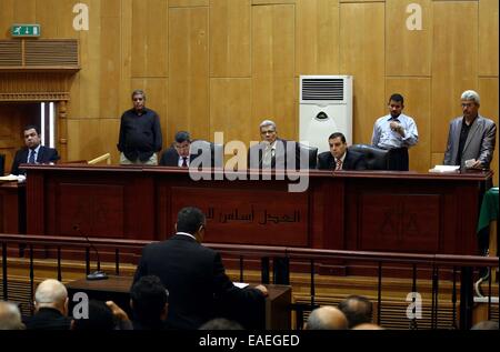 Le Caire, Égypte. 13Th Nov, 2014. Les juges et les avocats égyptiens assister au procès de Gamal et Alaa Moubarak, le fils de l'ancien Président égyptien Hosni Moubarak, au palais de justice à l'École de police, au Caire le 13 novembre 2014. Le procès d'Alaa et Gamal Moubarak, fils de l'ancien président, et sept hommes accusés de délit d'initié pour rendre illégales les gains provenant de la vente de 2007 Al-Watany Bank of Egypt reprend dans un tribunal du Caire aujourd'hui. Stringer/apaimages Crédit : Stringer/APA/Images/fil ZUMA Alamy Live News Banque D'Images