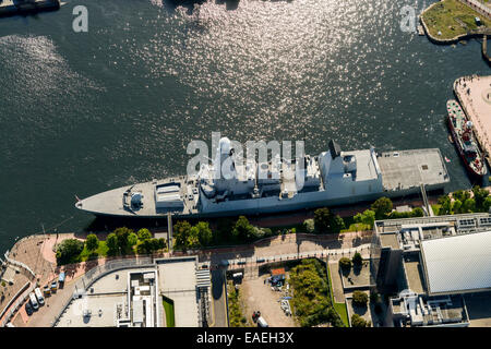 Une vue aérienne du destroyer lance-missiles du type 45 HMS Duncan amarré à Cardiff lors du sommet de l'OTAN de 2014 Banque D'Images