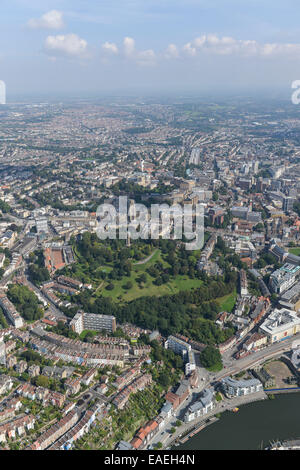 Une vue aérienne de Bristol avec Brandon Hill et de la Rivière Avon en premier plan et la ville s'étend loin derrière. Banque D'Images