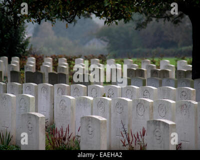 Dans les sépultures de guerre au cimetière communal d'Abbeville dans la région de la somme de la France Banque D'Images