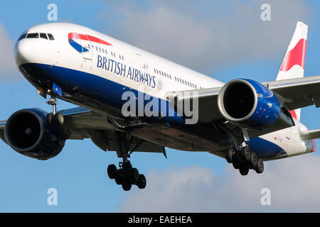 British Airways Boeing 777-200 de la piste 27L à l'approche de l'aéroport Heathrow de Londres. Banque D'Images