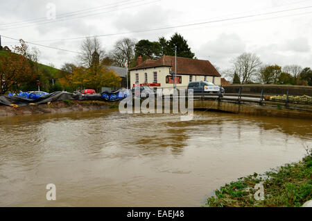 Burrowbridge, UK. 13 novembre, 2014. Météo France : inondations avec de très hauts niveaux d'eau passant sous le pont de la route principale. Crédit : Robert Timoney/Alamy Live News Banque D'Images